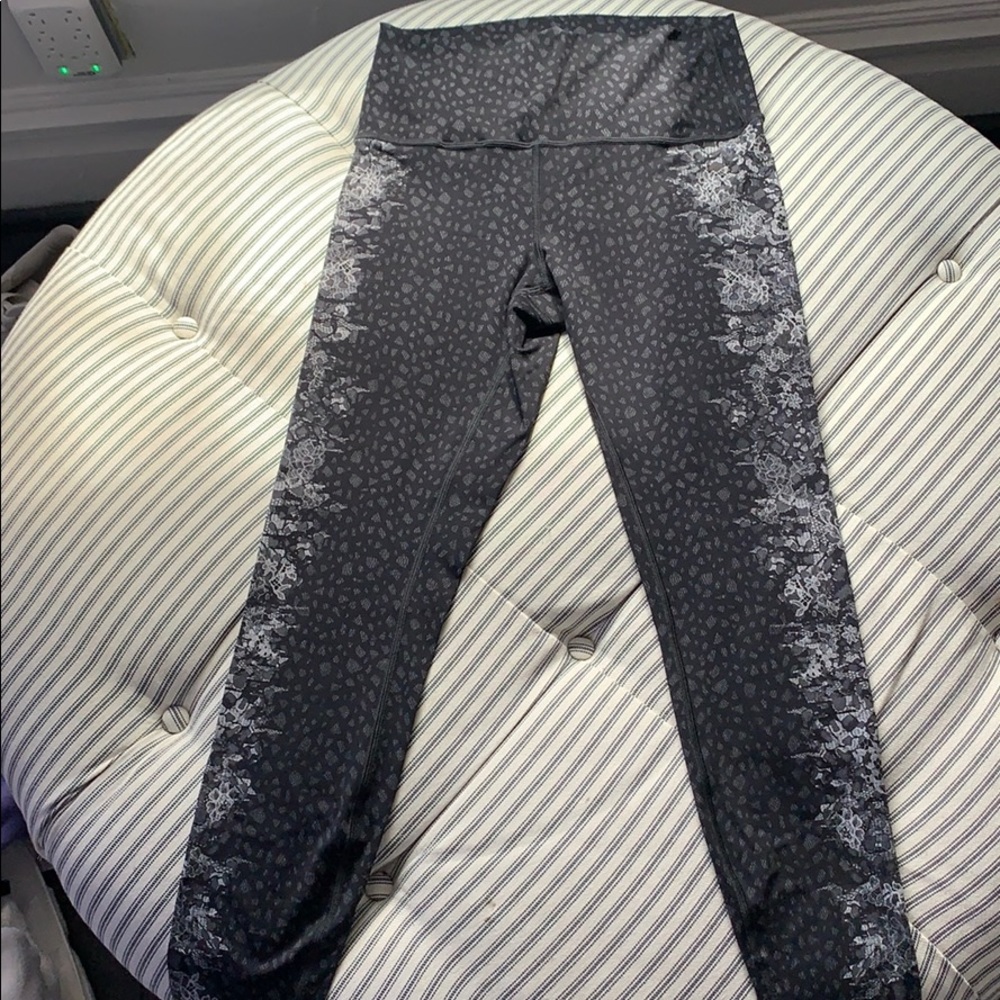 SIZE 8 LULULEMON BLACK LACE PRINT LEGGINGS